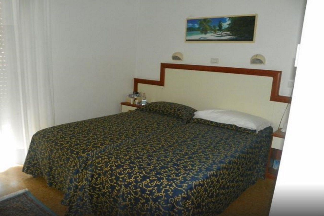 Hotel Bolivar Лидо ди Йезоло Екстериор снимка